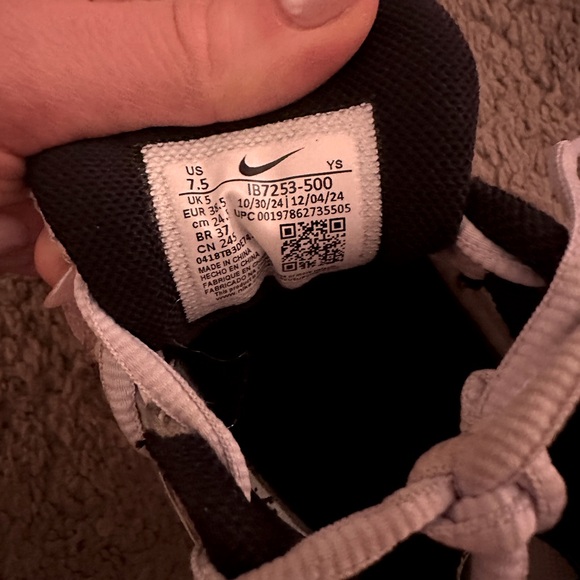 Nike Women’s Zoom Vomero 5 in Barely Grape/Photon Dust/Summit - Picture 10 of 16